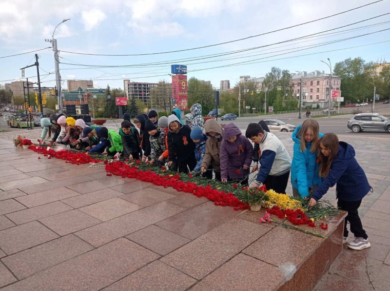 Ученики школы возлагают цветы к памятнику Героям фронта и тыла!.