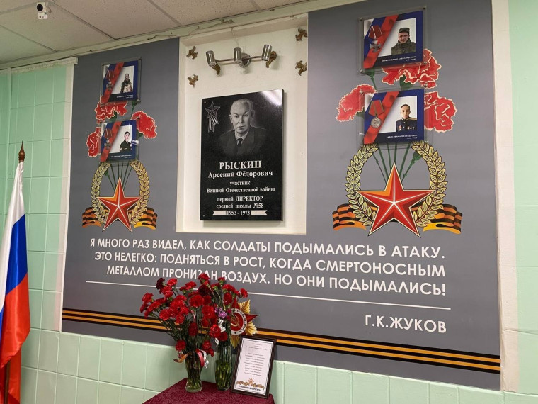 Всю неделю активисты Ученического Совета несли почетный караул в школе!.