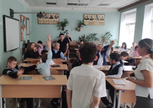 НАСТОЛЬНАЯ ИГРА «ФАКТ ИЛИ ФЕЙК? МОЯ РОДИНА - РОССИЯ» С СОВЕТНИКОМ ДИРЕКТОРА ПО ВОСПИТАНИЮ .
