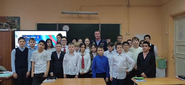В рамках Года защитника Отечества шестиклассники МБОУ "СШ № 58" стали участниками встречи с ветераном боевых действий Денисом Тупицыным..