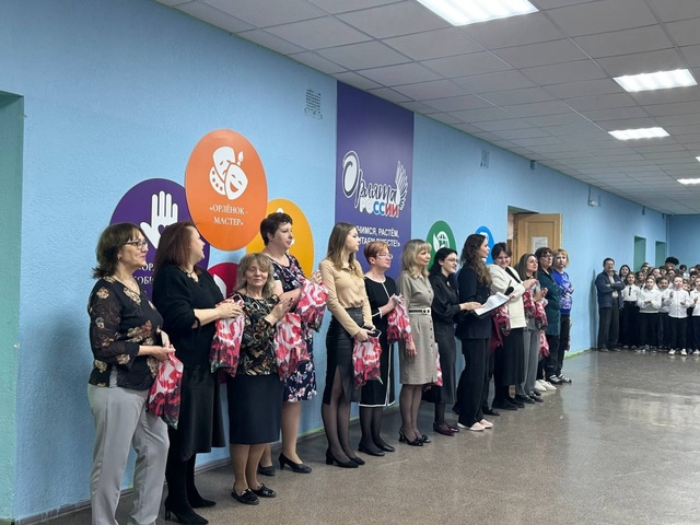 Торжественная линейка в честь Международного женского дня - 8 марта и День самоуправления в Доме на Дунаева!.
